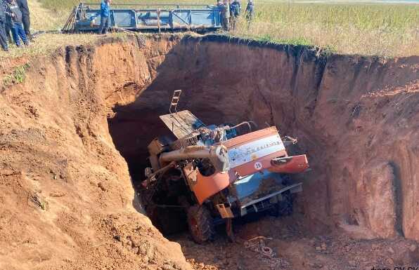 Карстовая воронка целиком поглотила комбайн с водителем в Приангарье